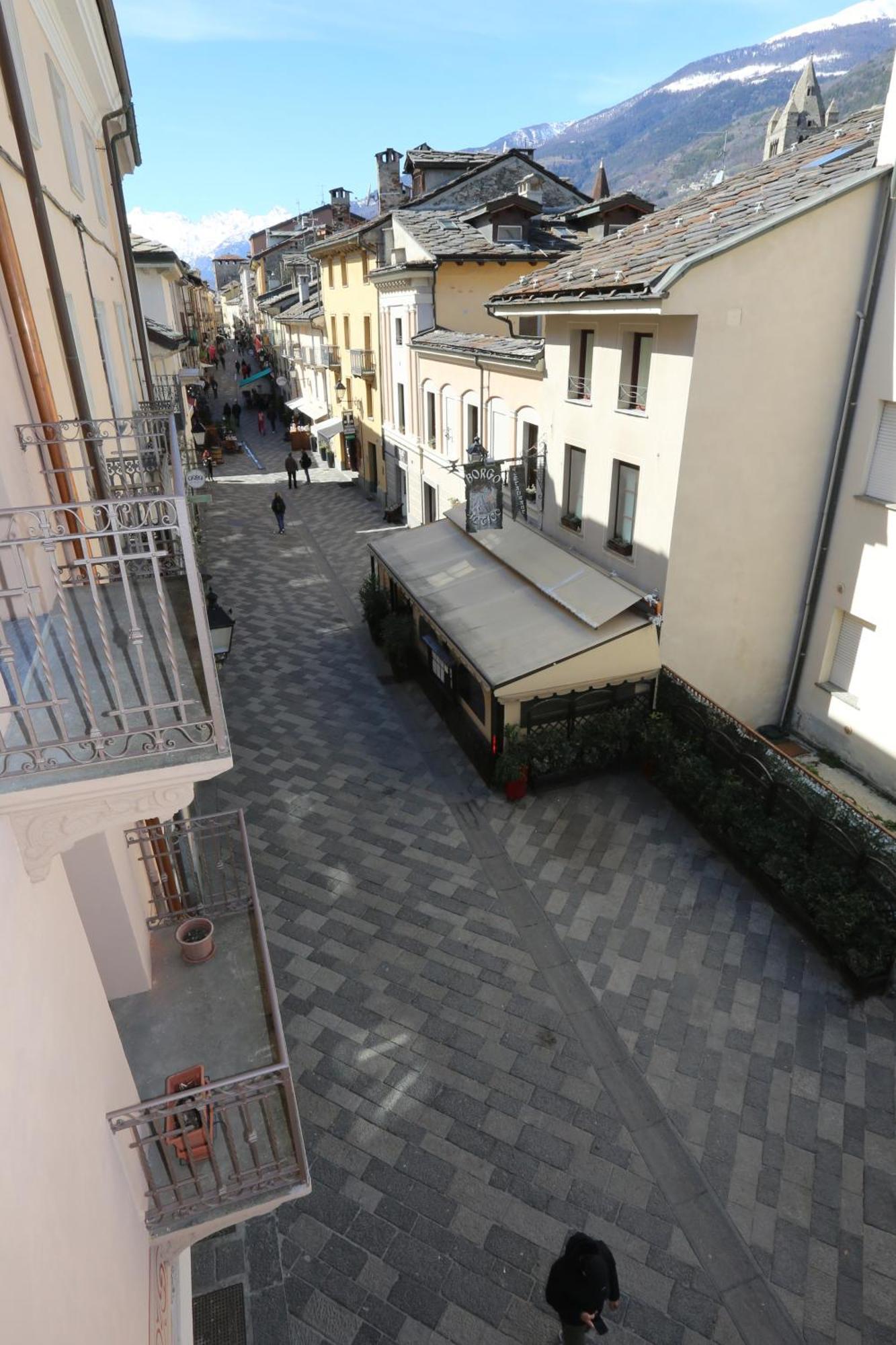 L'Abri En Ville - Parcheggio Privato A 100 Mt Ed Accesso Con Auto Nell'Area Pedonale Aosta Ngoại thất bức ảnh